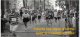 Illustration : Photo en noir et blanc de coureurs qui franchissent la ligne d'arrivée des 10km d'Uccle.