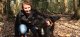 Illustration : Photo de Ditte accroupie avec son chien guide Nouba dans les bois.