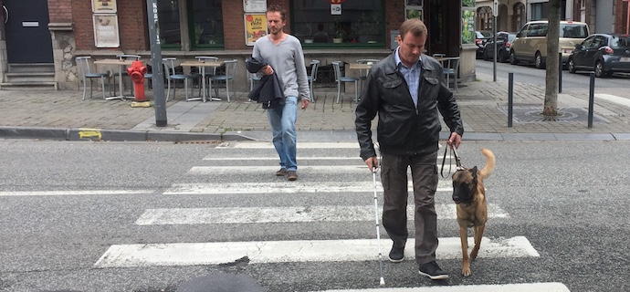 Photo : Vincent et Nerys traversent une rue sur un passage pour piétons
