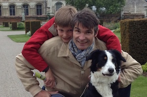 Illustration : un papa avec son fils sur le dos et le chiot qu'ils accueillent dans la famille