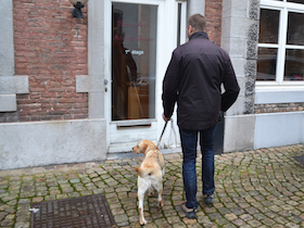 Photo : Othis indique à Olivier la porte d'entrée des bureaux de la Province (...)